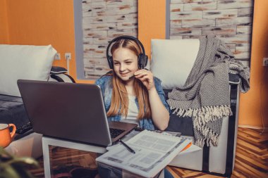 Mutlu genç kız bir lapto video konferansla online olması