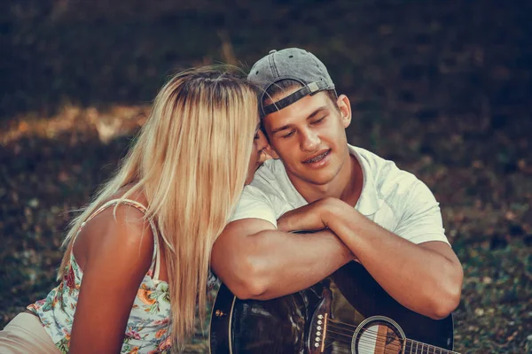 Felice giovane coppia godendo durante il picnic romantico in un parco — Foto Stock