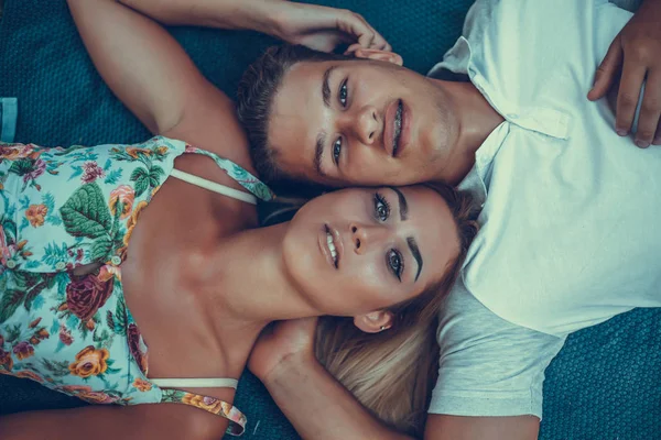 Vue du dessus du jeune couple au pique-nique couché sur une couverture — Photo