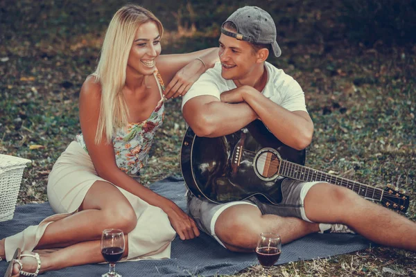 Jeune couple ayant pique-nique romantique dans le parc — Photo