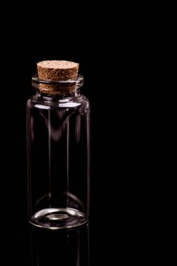 Siyah arka plan üzerine izole boş tıp şişe