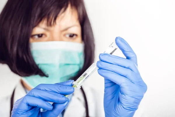 Female doctor holding syringe and ampoule — Stock Photo, Image