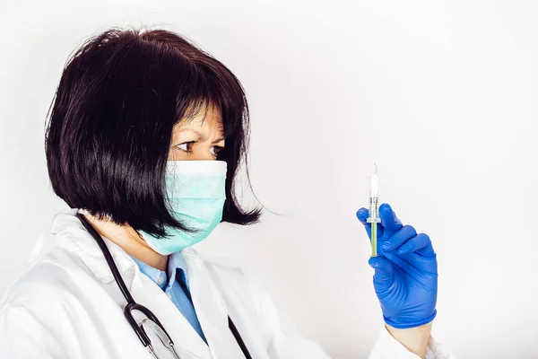 Vrouwelijke arts die medische ampul en spuit vasthoudt — Stockfoto