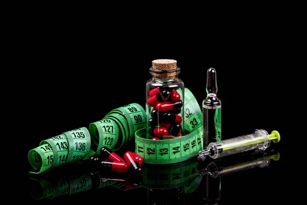 Diyet hapları, ampul, şırınga ve ölçüm musluk ile Cam şişe — Stok fotoğraf
