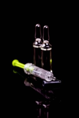 Bir şırınga ve ampul için tıbbi şişeleri 