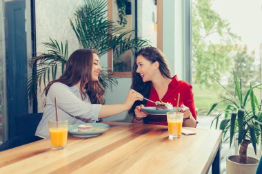 İki güzel genç kadın birlikte kahve ve kek zevk bir