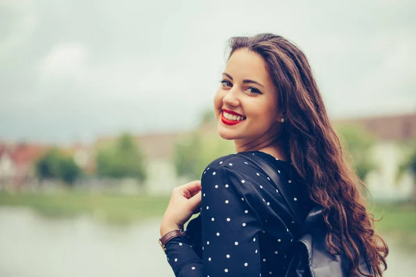 Retrato de una hermosa mujer con una sonrisa perfecta mirando a ca —  Fotos de Stock