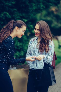 Alışveriş ve şeriat sonra parkta yürüyen iki güzel kadın