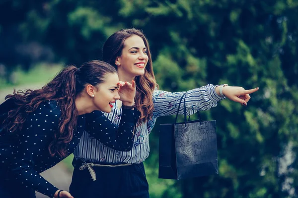 Duas mulheres bonitas tendo uma conversa relaxante enquanto caminham — Fotografia de Stock