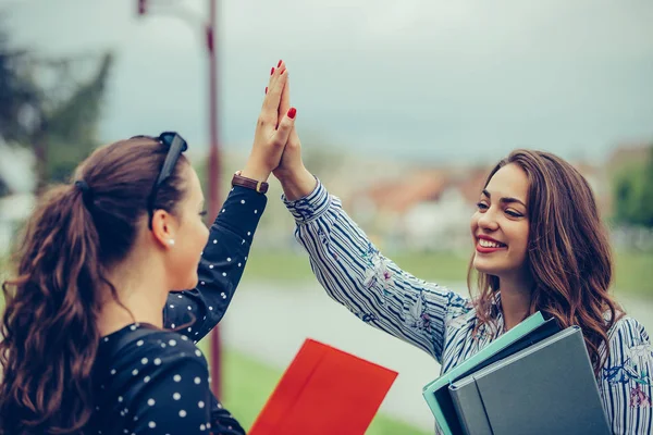 Dos estudiantes mujeres felices están dando cinco altos después del éxito — Foto de Stock