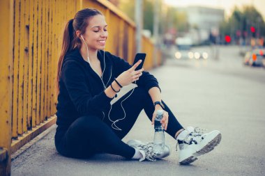 Mutlu atletik kadın iş ve dinleme sonra bir mola