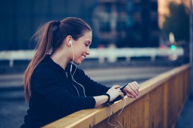 Sportif kız köprüde akıllı saat ilerleme kontrol