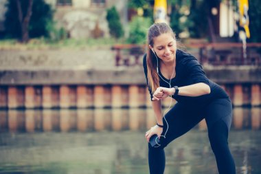 Genç güzel kadın akıllı saat ilerleme kontrol