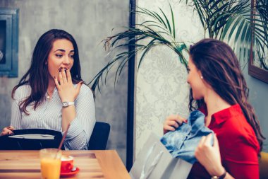 Yeni alışverişlerini birbirleriyle paylaşan iki güzel kadın