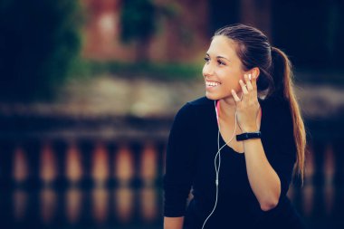 Çekici kadın koşucu rive tarafından jogging sonra mola