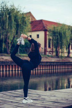 Nehir tarafından müzik dinlerken güzel kız ısınma