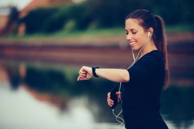 Genç güzel kadın akıllı saat ilerleme kontrol