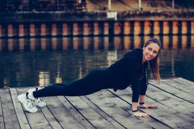 Genç güzel kadın açık havada itme yapıyor