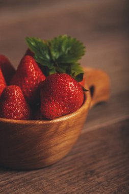 Ahşap rustik masada taze güzel çilek