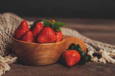 Ahşap kase yaprakları ile taze çilek