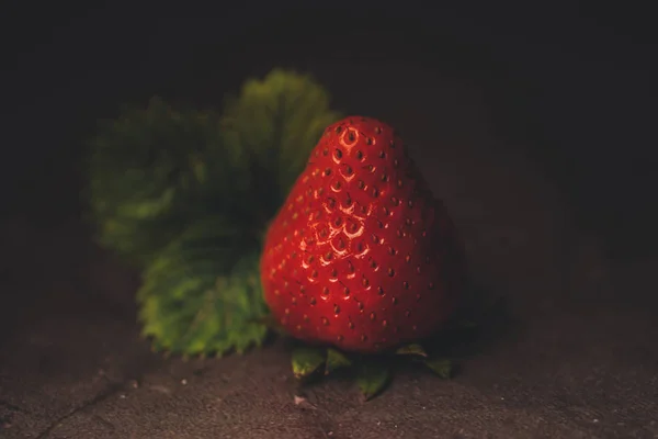 Rode aardbei geïsoleerd op zwarte achtergrond — Stockfoto