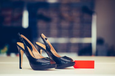 Zarif pahalı yüksek topuk kadın ayakkabı, kopya alanı ile