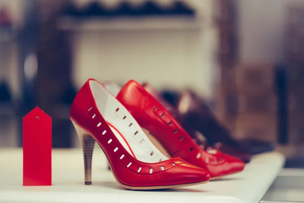 店内の赤いエレガントなハイヒールの女性の靴のクローズアップショット — ストック写真