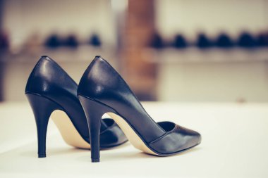 Mağazada zarif pahalı yüksek topuklu kadın ayakkabı Shot