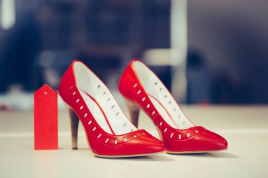 Mağazada kırmızı zarif yüksek topuklu kadın ayakkabı Shot