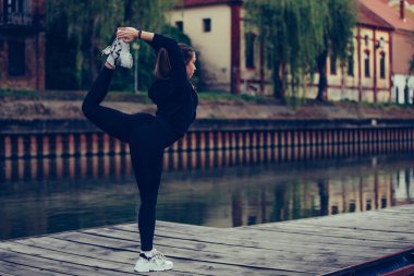 Nehir tarafından germe egzersiz yapıyor güzel kız