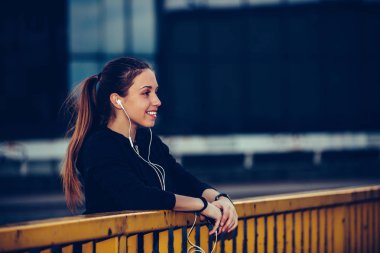 Köprüde koştuktan sonra dinlenmiş siyah spor kıyafeti kız,