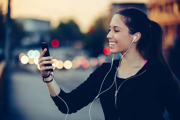 Szczęśliwa kobieta biorąca przerwę po wypracy i słuchanie muzyki WH — Zdjęcie stockowe
