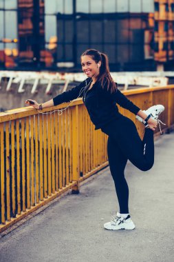 Kız köprüde germe egzersiz yapıyor, eveni için hazırlanıyor