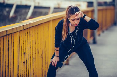 Nehir de koşu yaptıktan sonra ara veren kadın koşucu