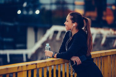 Mutlu kız işten sonra bir mola ve müzik whi dinleme