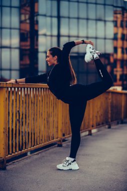 Kız nehir Köprüsü üzerinde ısınma, akşam egzersiz için hazırlanıyor