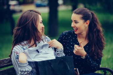  Alışverişten sonra parkbankında oturan iki güzel kadın