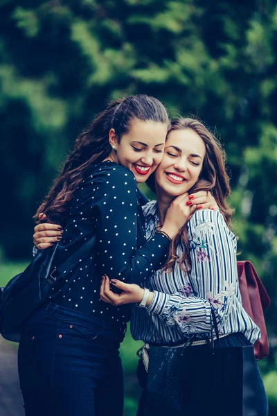 Due amiche emotive felici che si abbracciano nel parco — Foto Stock