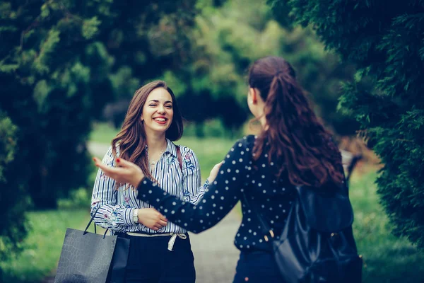 Mujer joven caminando en un parque y accidentalmente encontrándose con su mejor —  Fotos de Stock