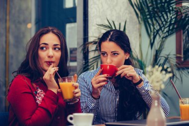 Mutlu kadın arkadaşlar izliyor ve birisi hakkında dedikodu
