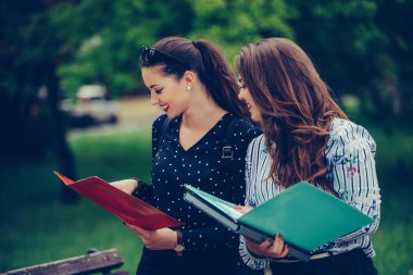 İki öğrenci bir not defteri okuma öğrenme ve s yorum