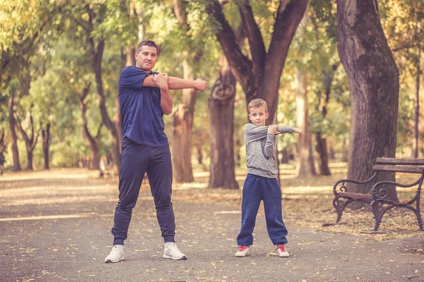 Πατέρα και γιου λίγη άσκηση μαζί στο πάρκο — Φωτογραφία Αρχείου