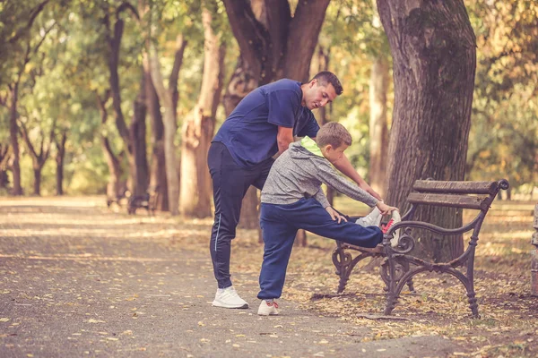 Батько і син займаються разом у парку — стокове фото