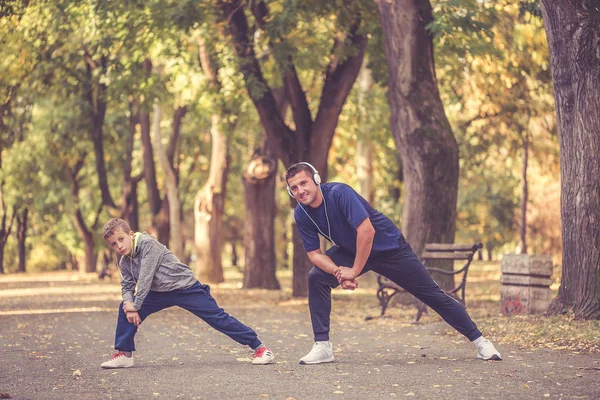 Baba ve oğul birlikte parkta çalışma dışarı