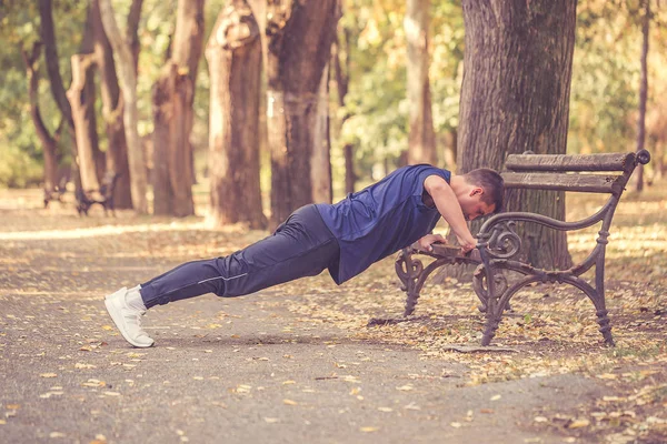 Gönderme yapan genç sportif erkek açık havada ups