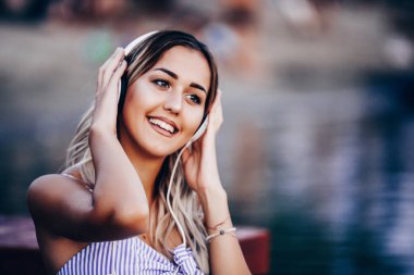 Kız plajda müzik dinlerken zevk