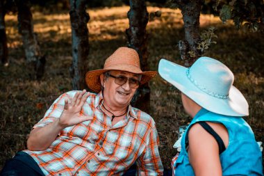 Kıdemli çift konuşma ve bir picn birlikte büyük bir zaman yaşıyor