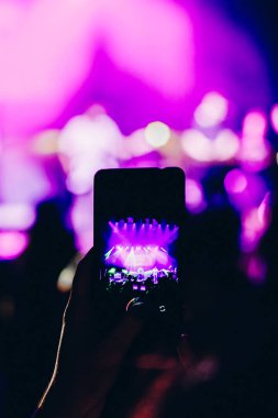 Bir konser sırasında akıllı telefonla fotoğraf çekmeyi kapat
