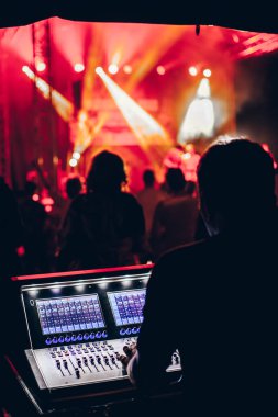 Rock konseri, profesyonel ses mühendisi konsolu konserde.