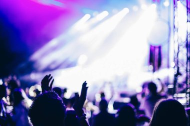 Büyük konserde konseri sahnede izleyen seyirciler